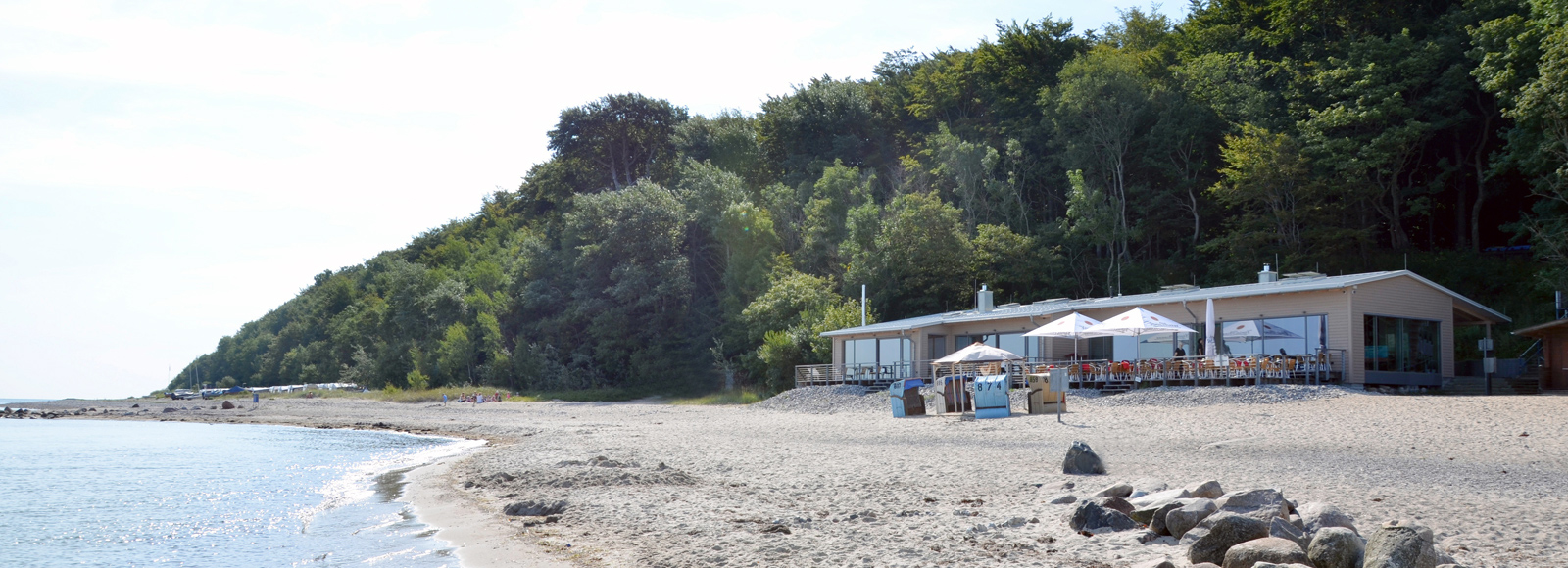 Strandhaus außen im Sommer